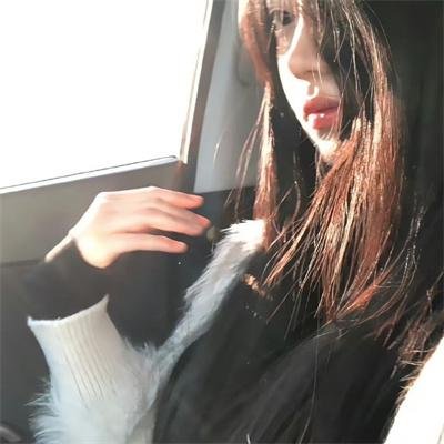 坐在酒吧里吃蛋糕